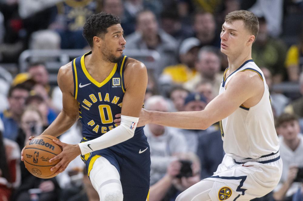 在他效力的 在他效力的